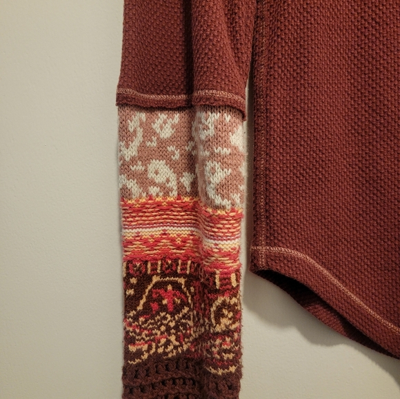 Free People Long Sleeve thermal, burgundy/wine with knit design sleeves Sz Med - Picture 2 of 3